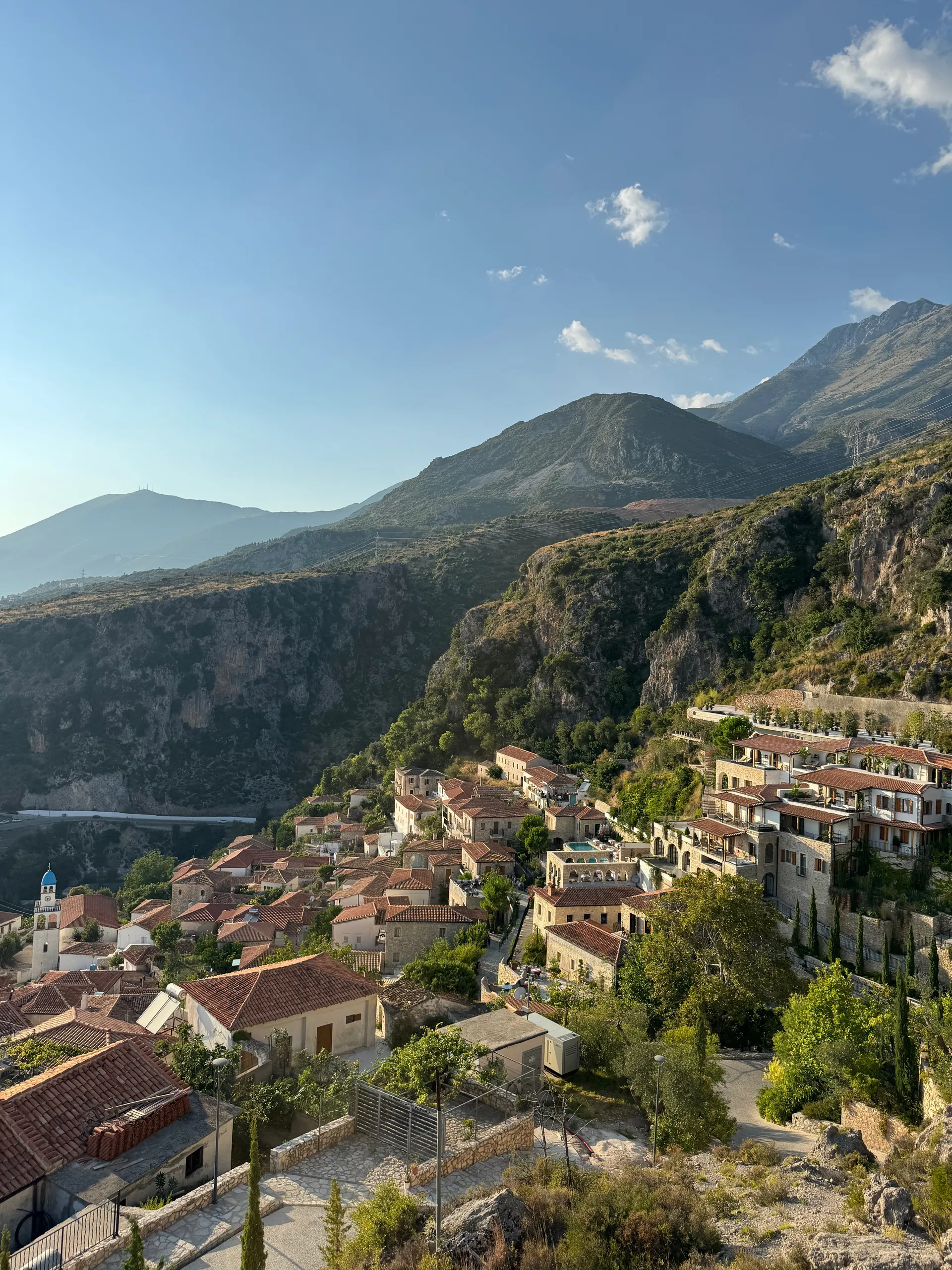 Rruga Vlladas, Albania