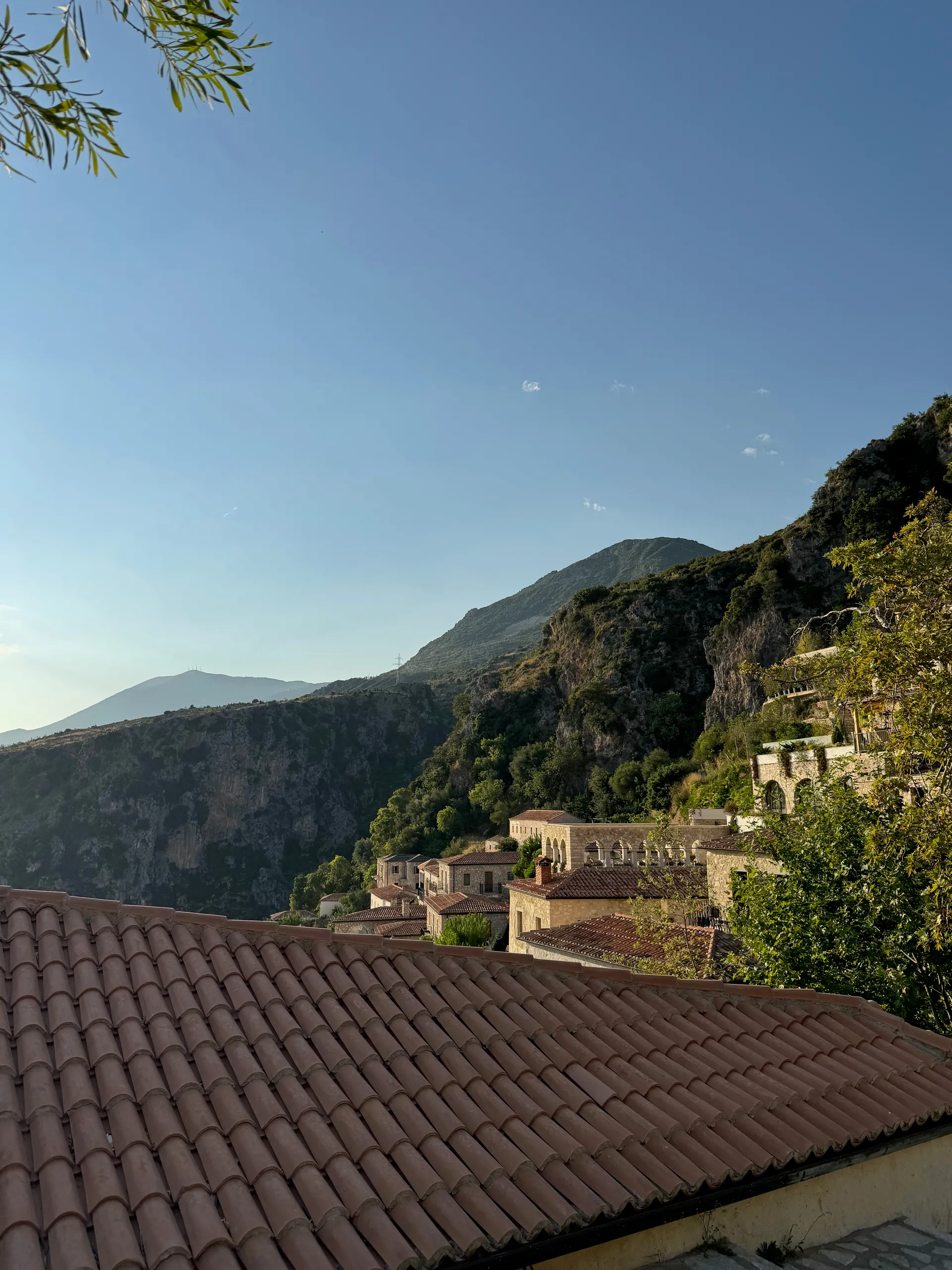 Rruga Vlladas, Albania