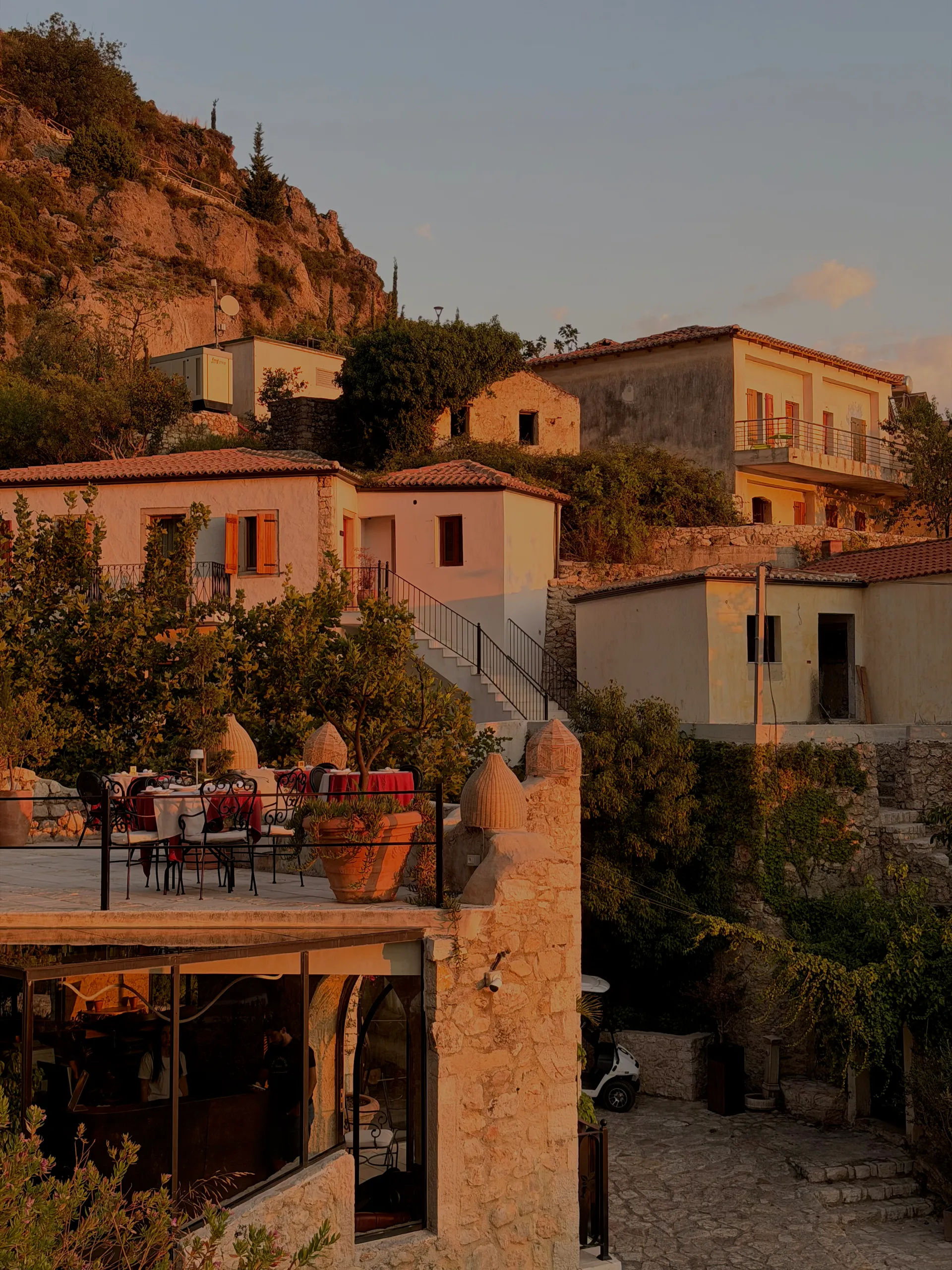 Zoe Hora, Albania