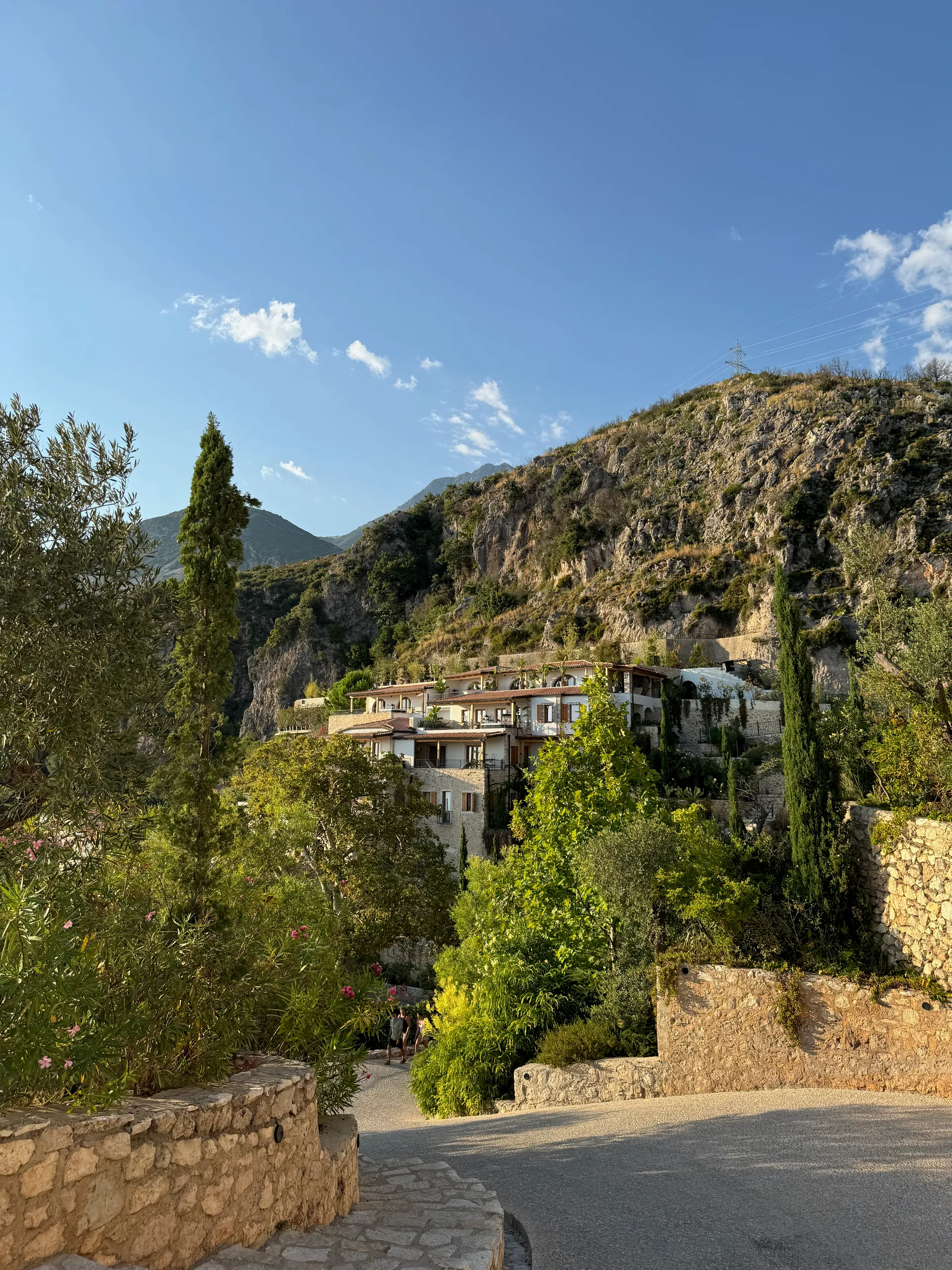 Rruga Vlladas, Albania