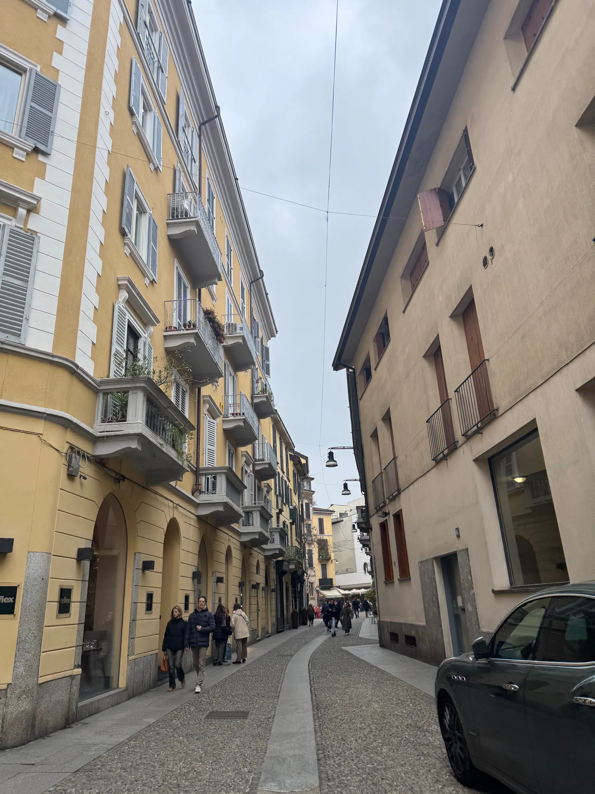 Fragrans in fabula, Italy