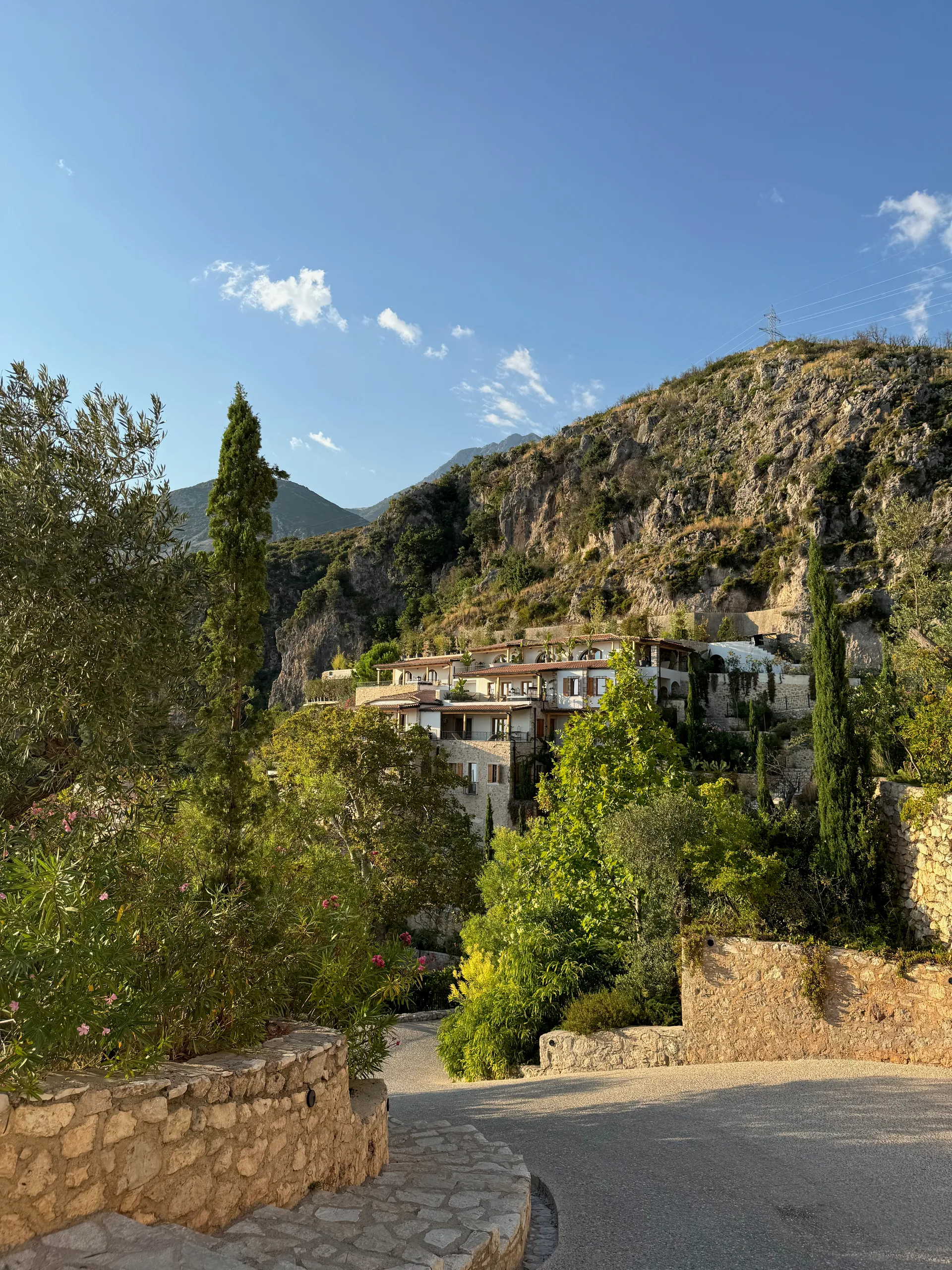 Rruga Vlladas, Albania