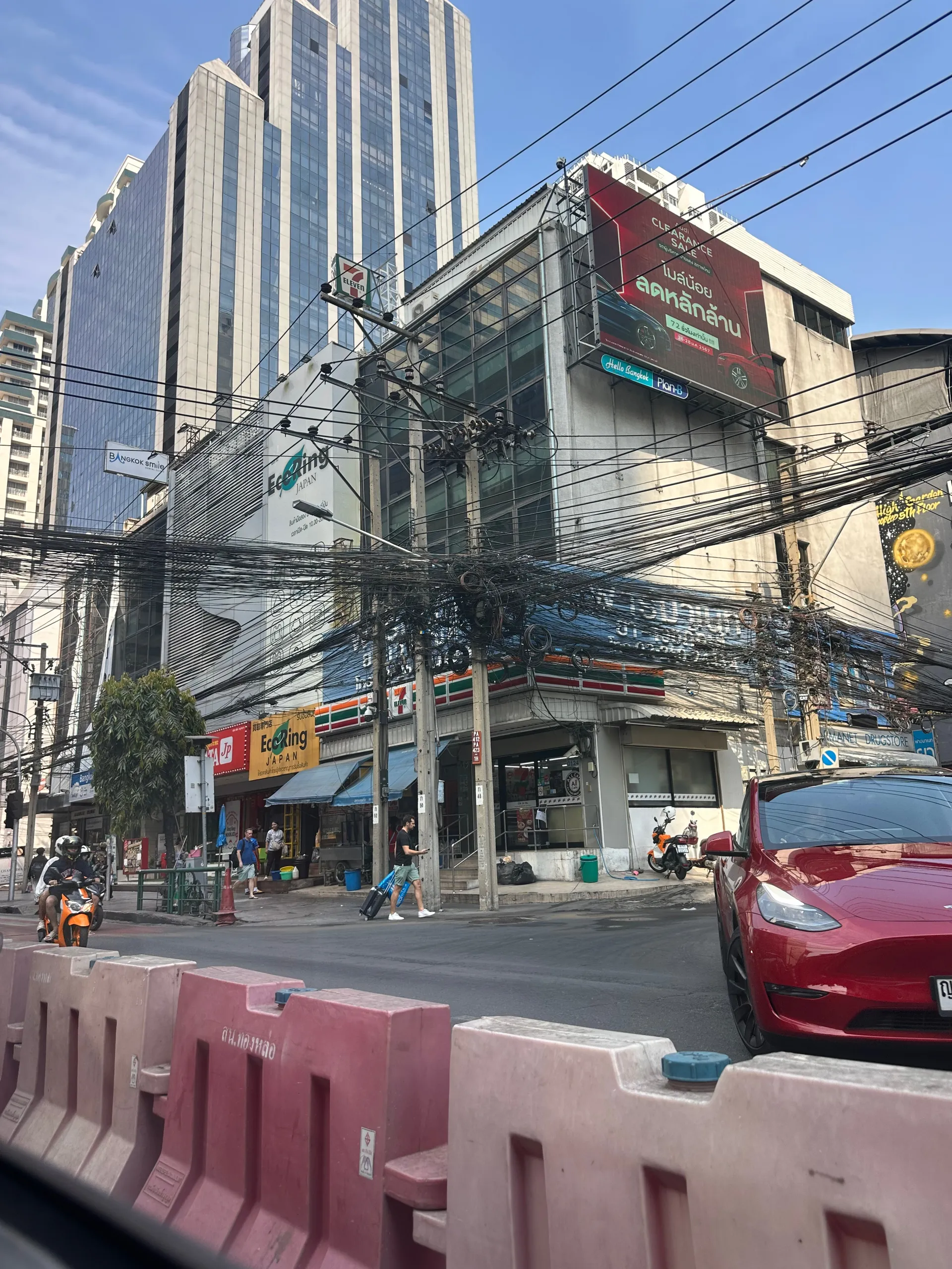Soi 100 Pi Sayam Samakhom, Thailand